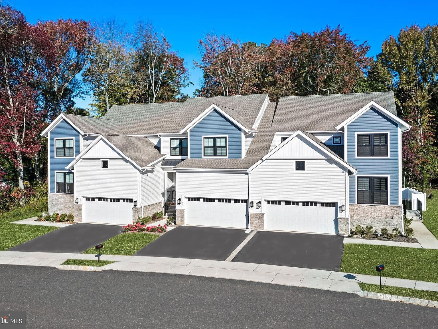 Home built by Sharbell at 5 SPORTSMAN BLVD