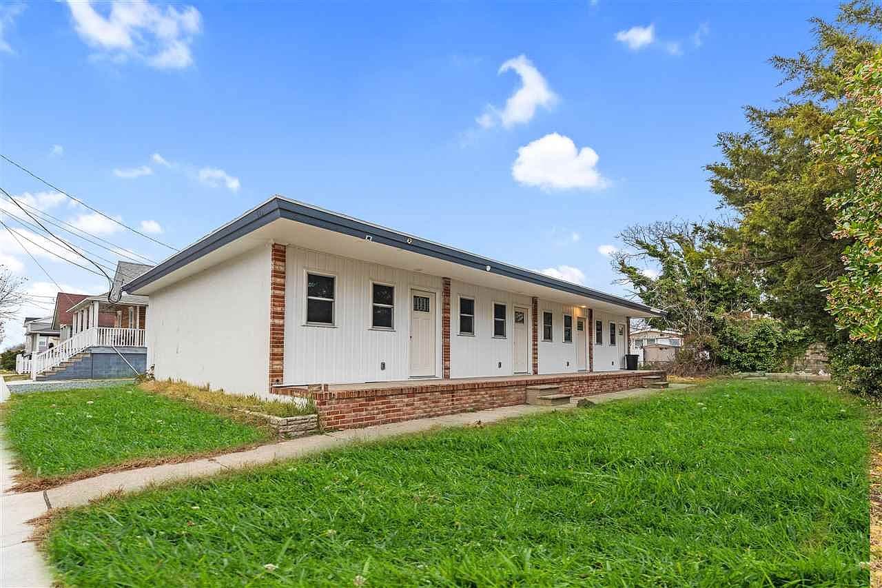 Home built by Blue Bee Builders at 427 W BAKER AVE